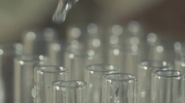 bir pipet ile çalışan laboratuvar bilim adamı analiz eder ve Dna veya test tüpleri molekülleri ayıklamak.