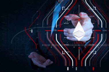 İşadamı yeni modern bilgisayar ve Ethereum Kripto ile çalışma
