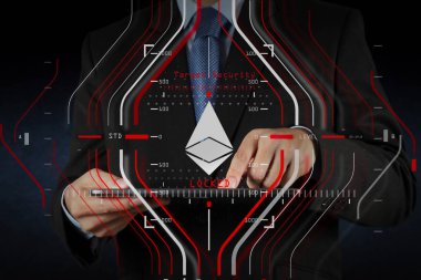 İşadamı yeni modern bilgisayar ve Ethereum Kripto ile çalışma