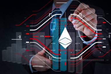 İşadamı yeni modern bilgisayar ve Ethereum Kripto ile çalışma