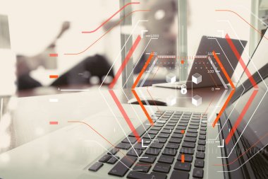 ofis masaları ile akıllı telefon ve dizüstü bilgisayar üzerindeki iş belgeler bir