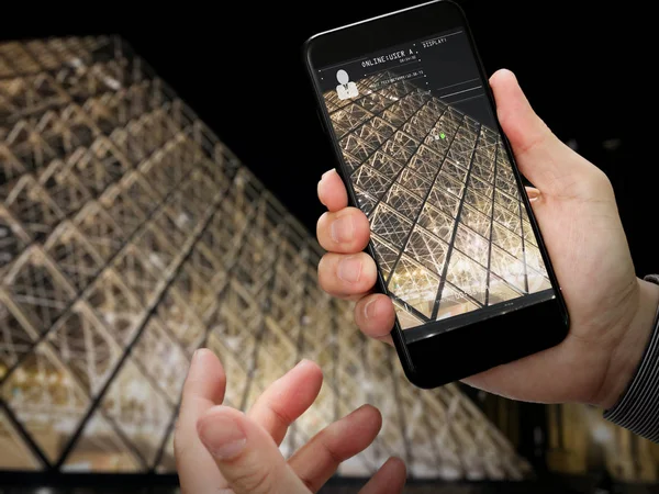 Mão Viajante Tirar Uma Foto Torre Eiffel Com Smartphone Durante — Fotografia de Stock