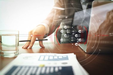 ofis masaları ile akıllı telefon ve dijital iş belgeleri 