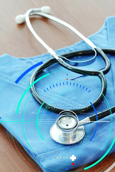Stetoskop z lekarza niebieski płaszcz na drewnianym stole i troska — Zdjęcie stockowe