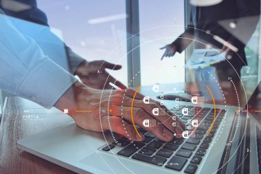 ofis masaları ile akıllı telefon ve boş sc üzerindeki iş belgeler