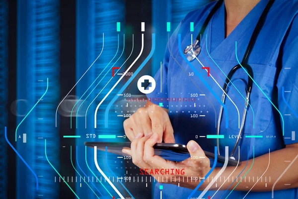 Medico che lavora su un tablet digitale con sfondo digitale come co — Foto Stock