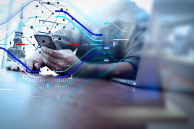 Tasarımcı el çalışma ve akıllı telefon ve ahşap masa laptop 