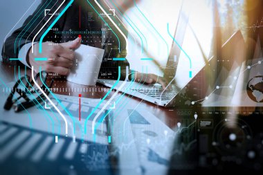 bir fincan kahve ile yeni modern compute tutan işadamı el