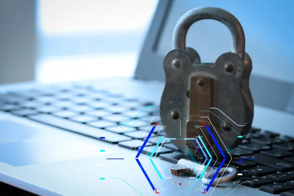 Internet concept de sécurité vieux cadenas et clé sur ordinateur portable — Photo