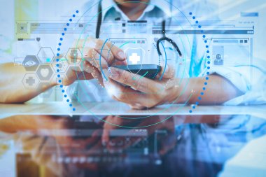 Tıp doktor el ile yüklü modern akıllı telefon ile çalışma