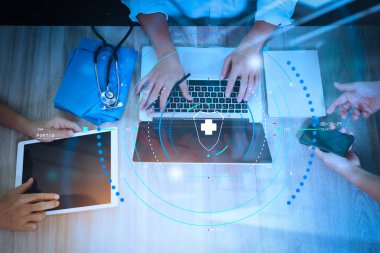 «Ana sayfa» tıp doktor el ile modern bilgisayar çalışma görünümünü bir