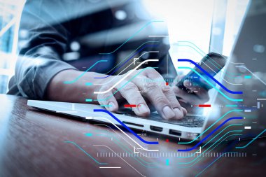 Tasarımcı el çalışma ve akıllı telefon ve ahşap masa laptop 