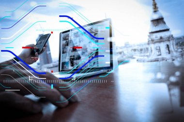 Tasarımcı el çalışma ve akıllı telefon ve ahşap masa laptop 