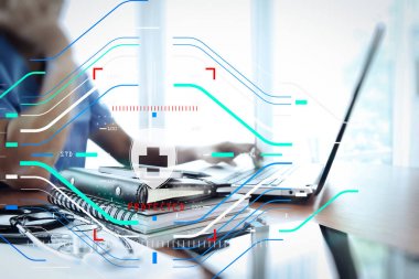 Dizüstü bilgisayar tıbbi çalışma alanı Office ile çalışan doktor 