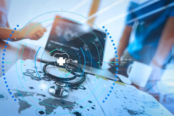 Médico da equipe que trabalha com computador portátil no espaço de trabalho médico de — Fotografia de Stock