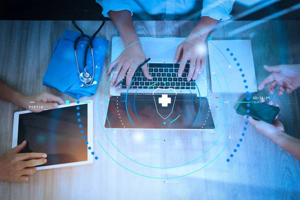 Felülnézet Medicine doktor kéz dolgozni a modern számítógép egy — Stock Fotó