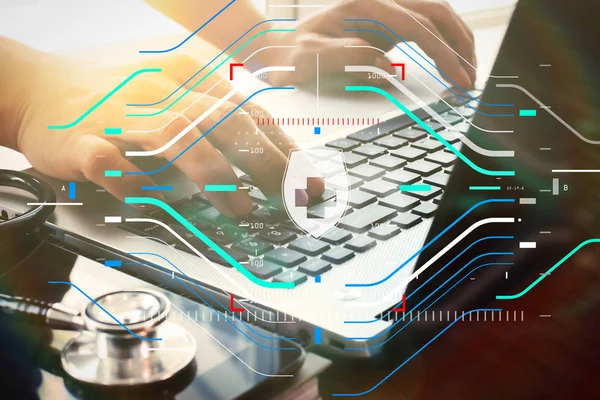 Médico trabalhando com tablet digital e computador portátil em medica — Fotografia de Stock