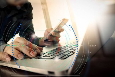 Tasarımcı el çalışma ve akıllı telefon ve ahşap masa laptop 