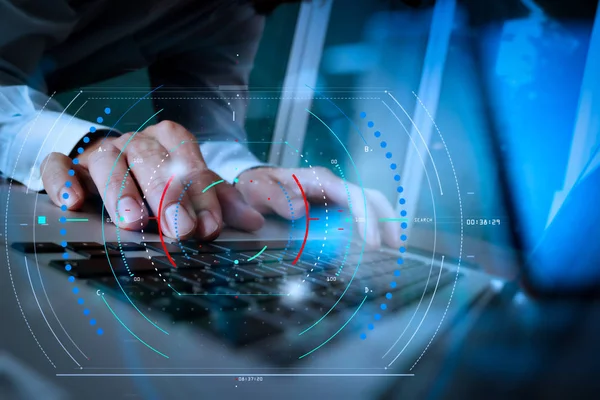 Close up de homem de negócios mão trabalhando em tela em branco laptop com — Fotografia de Stock