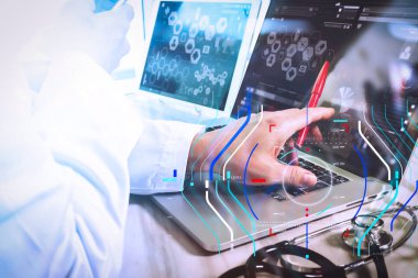 Doktor zeki ile dijital tablet ve dizüstü bilgisayar ile çalışma