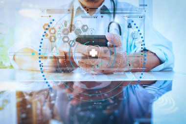 Tıp doktor el ile yüklü modern akıllı telefon ile çalışma