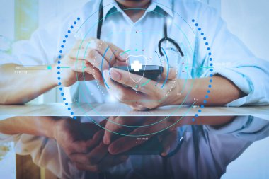 Tıp doktor el tıbbi olarak modern akıllı telefon ile çalışma 