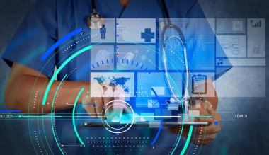 Modern tablet bilgisayarla çalışan tıp doktoru 