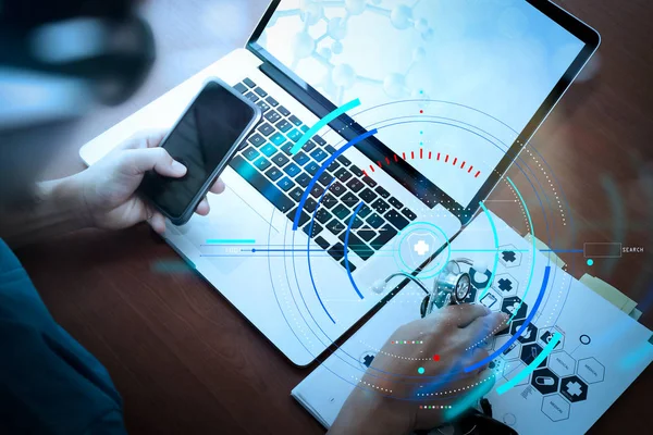 Vista superior de la mano del médico de medicina que trabaja con la computadora moderna y — Foto de Stock