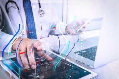 Doktor zeki ile dijital tablet ve dizüstü bilgisayar ile çalışma
