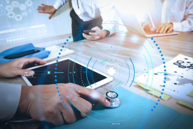 Tıp doktor el modern bilgisayar ve dijital pr ile çalışma