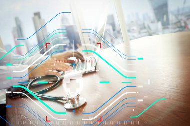 Dizüstü bilgisayar tıbbi çalışma alanı Office ile çalışan doktor 