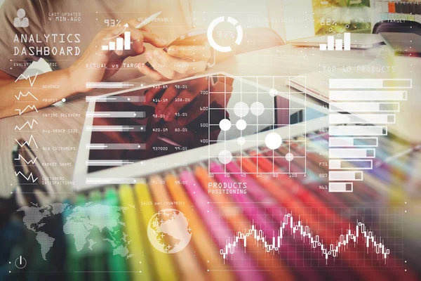 Diseñador de sitios web de trabajo tableta digital y ordenador portátil con — Foto de Stock