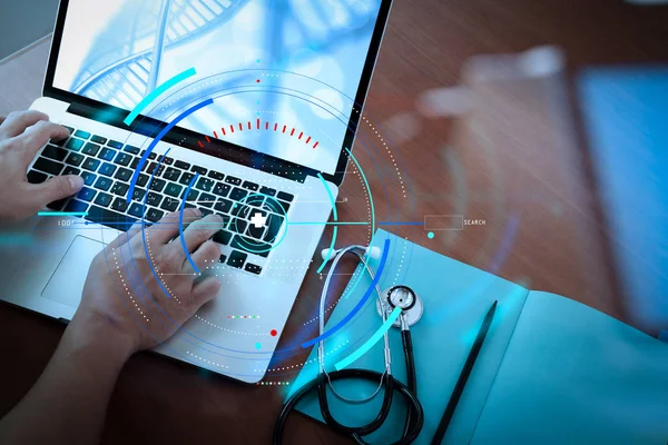 Vista superior de la mano del médico de medicina que trabaja con la computadora moderna y — Foto de Stock