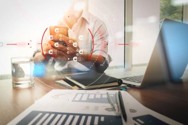 ofis masaları ile akıllı telefon ve dijital iş belgeleri 