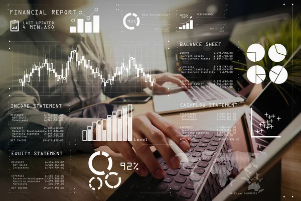 Outsource Desarrollador que trabaja en mármol Escritorio de trabajo Compuesto portátil —  Fotos de Stock