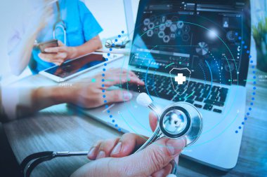 Tıp doktor el modern bilgisayar ve dijital pr ile çalışma