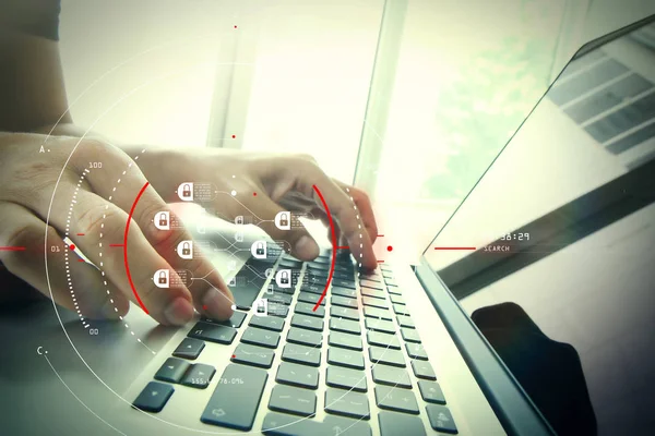 Primer plano de la mano del hombre de negocios que trabaja en la pantalla en blanco portátil com — Foto de Stock