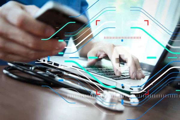 Médico que trabalha com computador portátil no escritório do espaço de trabalho médico — Fotografia de Stock