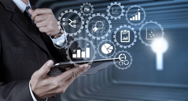 işadamı el e-posta simgesi ile con akıllı telefon bilgisayar kullanımı