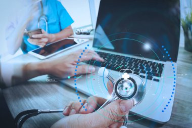 Tıp doktor el modern bilgisayar ve dijital pr ile çalışma