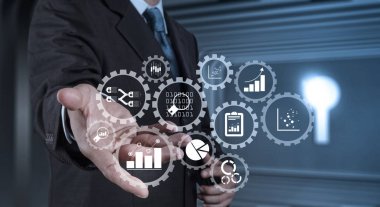 işadamı el dijital tablet ile toplantı odasında çalışma 