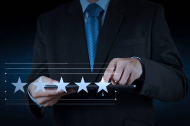 Beş yıldız (5) puan bir işadamı ile sanal bilgisayar ekran dokunaklı. Olumlu müşteri geribildirim ve mükemmel performansı ile bir daha gözden geçirme.