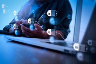 Tasarımcı el çalışma ve akıllı telefon ve ahşap masa laptop 