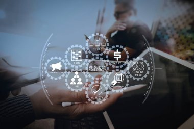 iki meslektaşım web tasarımcısı tartışırken veri ve dijital tablet yapmak