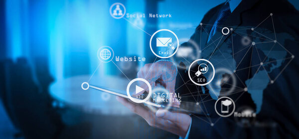 Hombre de negocios que trabaja con la nueva computadora moderna muestran red social — Foto de Stock