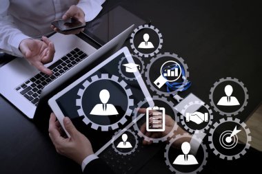 Co takım toplantısı kavramı, akıllı telefon kullanarak iş adamı bir