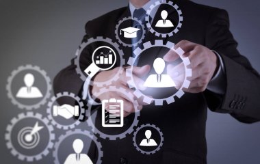 İşe Alım iş çalışma kavramı ile insan kaynakları yönetimi. İK Yöneticisi sanal ekran bilgisayar ile işe aday seçme.