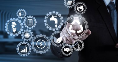 Çevre koruma içinde bağlı gears ile yenilenebilir enerji ve doğal kaynakların korunması, sürdürülebilir kalkınma ile kutsal kişilerin resmi. Sanal ekran üzerinde hayali bir düğmeye basarak işadamı el