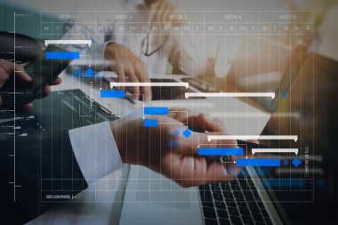 Proje Yöneticisi çalışma ve güncelleştirme görevleri kilometre taşları ilerleme planlama ve Gantt Grafiği zamanlama diyagramı. Onun iş arkadaşları ve iş stratejisi ile sunum yapma işadamı.