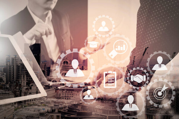 Управление человеческими ресурсами с концепцией рекрутингового бизнеса. Менеджер по персоналу выбирает кандидата для найма на виртуальный экран компьютера
.